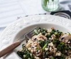 Gryczotto z jarmużem, porem i pieczarkami, surówka z kiszonej kapusty