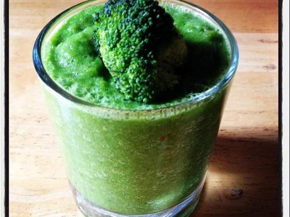 Smoothie z jarmużem, bananem i kiwi