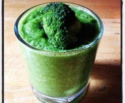 Smoothie z jarmużem, bananem i kiwi