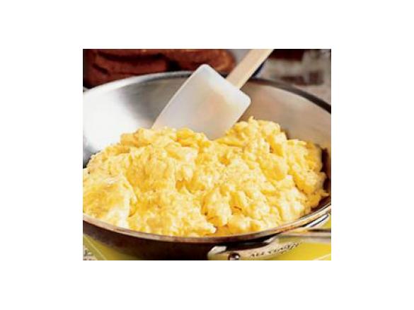 Jajecznica na masełku z cebulką