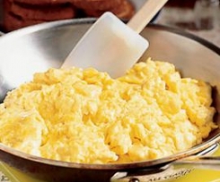 Jajecznica na masełku z cebulką