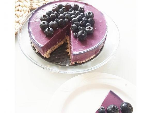 Wegańskie ciasto kokosowo-borówkowe bez pieczenia