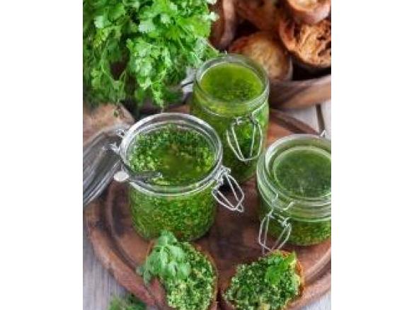 Sałatka z makaronem, kaparami, rukolą i pesto z pietruszki i pestek dyni