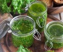 Sałatka z makaronem, kaparami, rukolą i pesto z pietruszki i pestek dyni