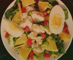 KOLOROWA SAŁATKA Z POMARAŃCZĄ I KURCZAKIEM