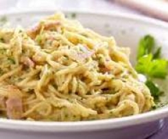 makaron z boczkiem,szynka i serem plesniowym