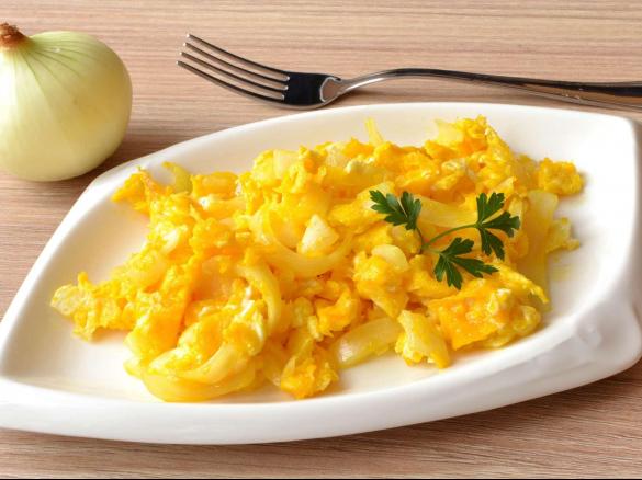 Jajecznica z cebulą