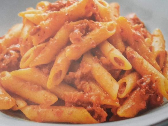 Makaron w sosie pomidorowym z szynka i chorizo 