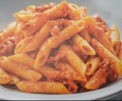 Makaron w sosie pomidorowym z szynka i chorizo 