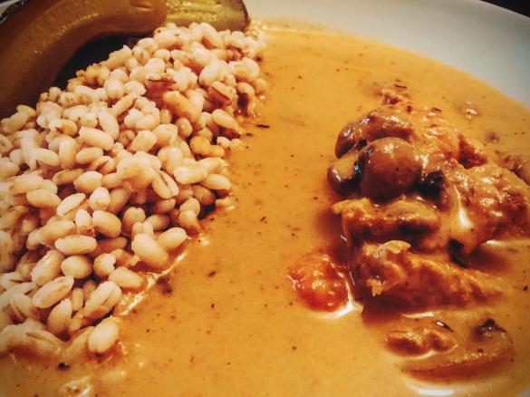 Lekki gulasz ze schabem i pieczarkami