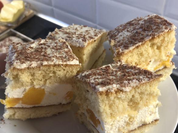 Biała Dama z brzoskwiniami