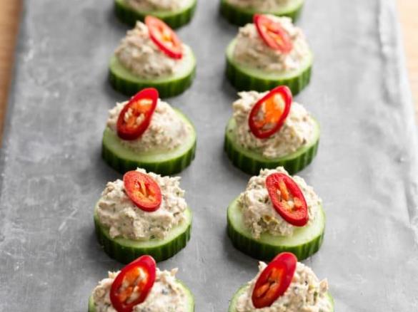 PASTA Z TUŃCZYKA NA PLASTRACH OGÓRKA WIOLETTA