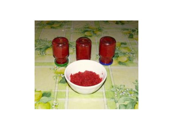 Zupka warzywna z burakiem i żółtkiem