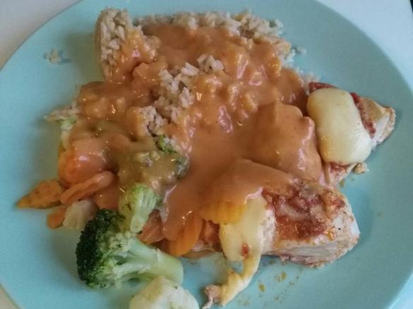 Piersi z kurczaka z pesto pomidorowym, warzywami i ryżem