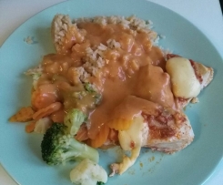 Piersi z kurczaka z pesto pomidorowym, warzywami i ryżem