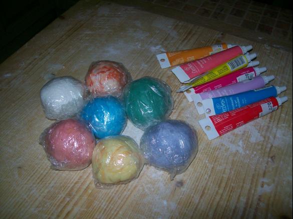 Pasta cukrowa do dekoracji tortòw