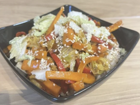 Makaron z kurczakiem i warzywami po chińsku (600)