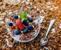 Keto granola z śmietankowym jogurtem naturalnym i malinami
