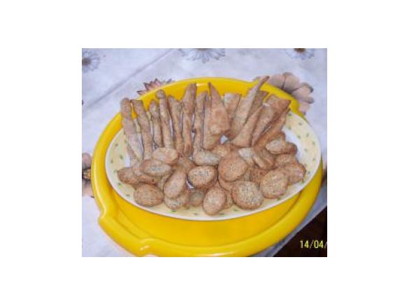 Krakersy z cebulą i makiem do wielkanocnego żuru.