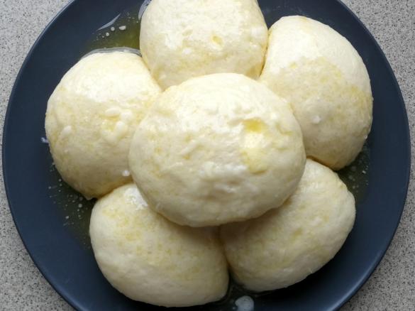 Pampuchy (kluski na parze)