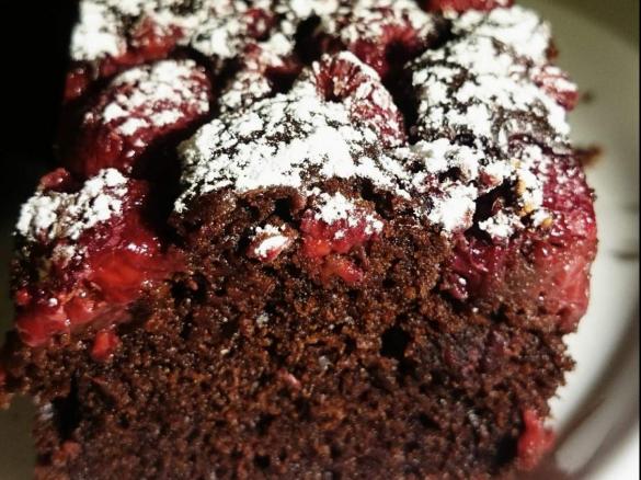 Ciasto mooocno czekoladowe z malinami