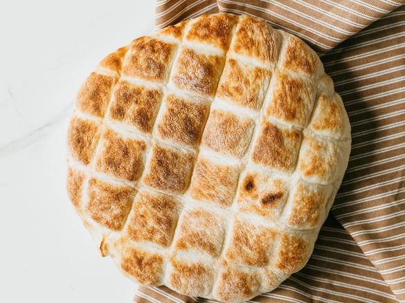 Chlebek z patelni z domowym smalcem i ogórkami kiszonymi