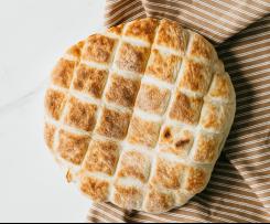 Chlebek z patelni z domowym smalcem i ogórkami kiszonymi