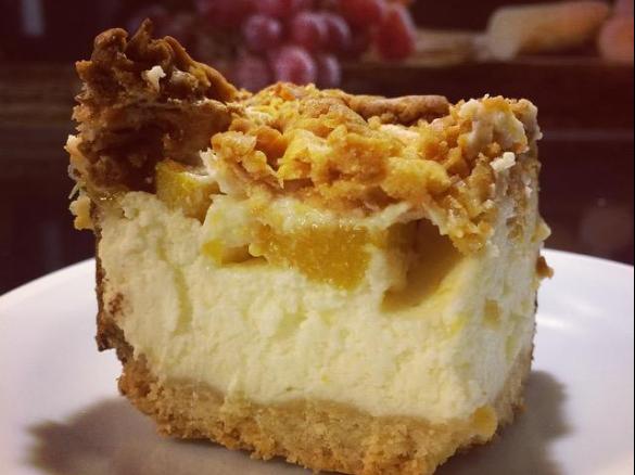 Sernik z brzoskwiniami pod puszystą chmurką na kruchym spodzie