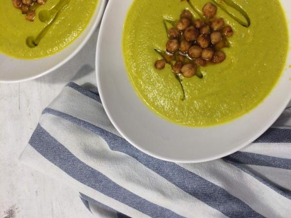 Krem z cukini z pesto i chrupiącą ciecierzycą