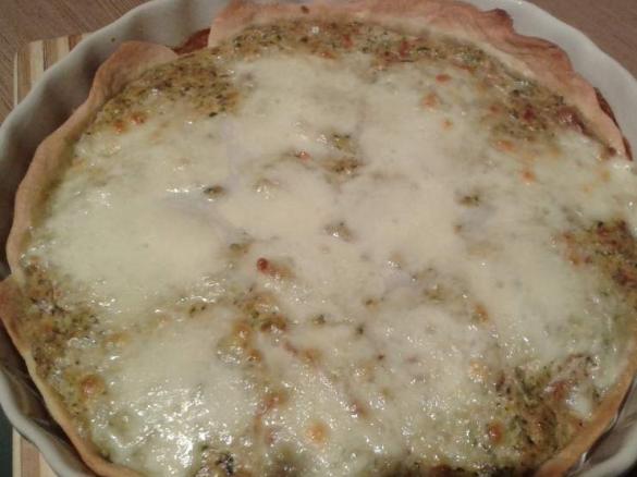 Tarta z brokułami, suszonymi pomidorami i pieczarkami