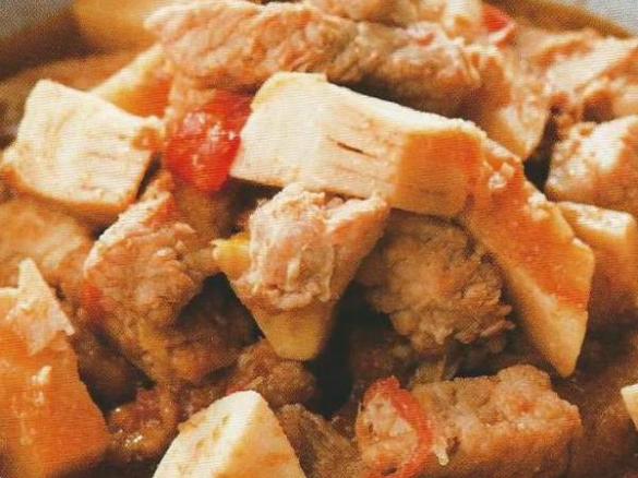 Duszona wieprzowina z pędami bambusa