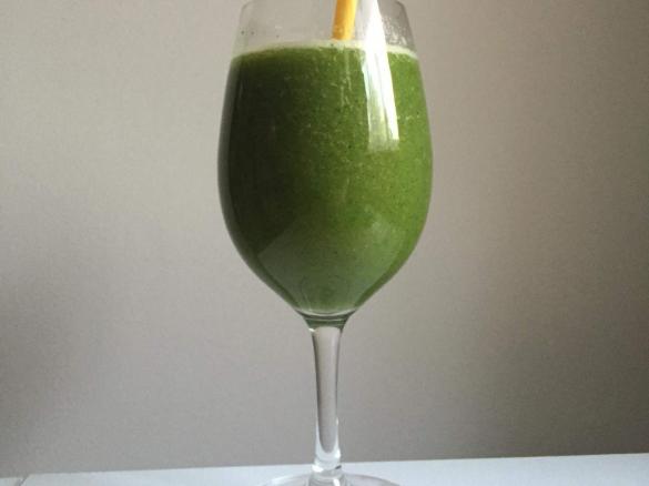 Sok z zielonej pietruszki i owoców