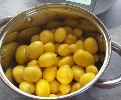 skrobanie młodych ziemniaków