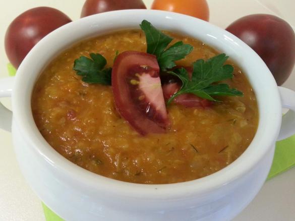 Młoda kapusta z pomidorami