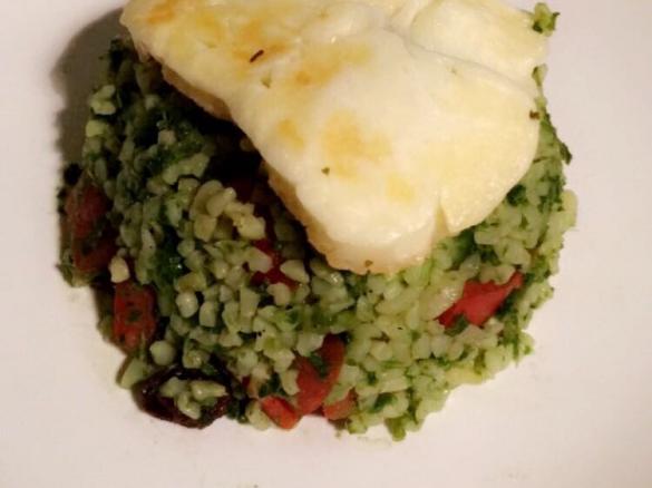 Kasza Boulgur z jarmuzem i pieczonym halloumi