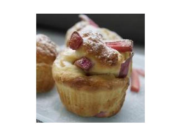 Drożdżowe mufinki z rabarbarem