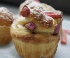 Drożdżowe mufinki z rabarbarem