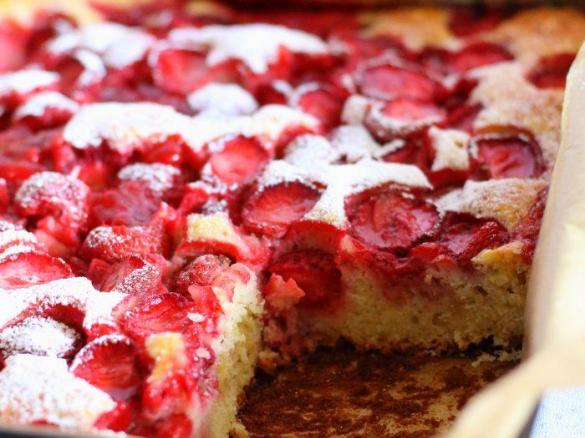 Ciasto jogurtowe z truskawkami