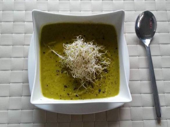 Pożywna, aksamitna zupa z brokuł i jarmużu