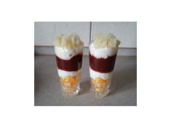 Deser z pomarańczą, truskawkami i ananasem