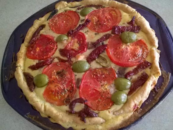 Francuska tarta z łososiem, pieczarkami i pomidorami