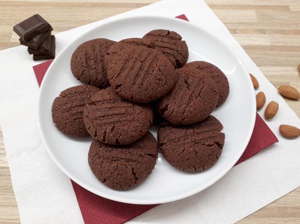 Ciasteczka czekoladowe z okarą migdałową, czyli tym, co zostaje po przygotowaniu mleka migdałowego