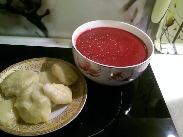 Zupa z buraczków i wina plus pierożki z kaszy manny