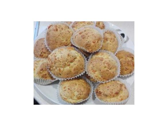 Muffiny z szynka i serem a la pizza