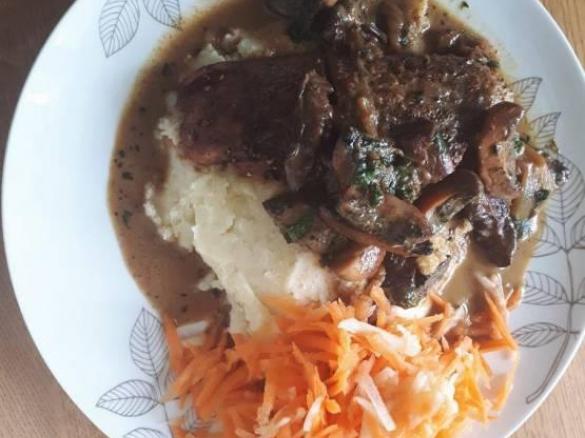 Polędwiczki wieprzowe z pieprzem w sosie grzybowym