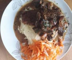 Polędwiczki wieprzowe z pieprzem w sosie grzybowym