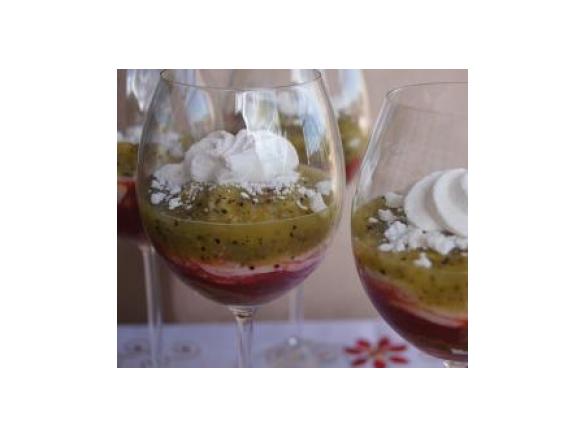 Masarpone z truskawkami, kiwi i posypką bezową