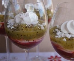 Masarpone z truskawkami, kiwi i posypką bezową