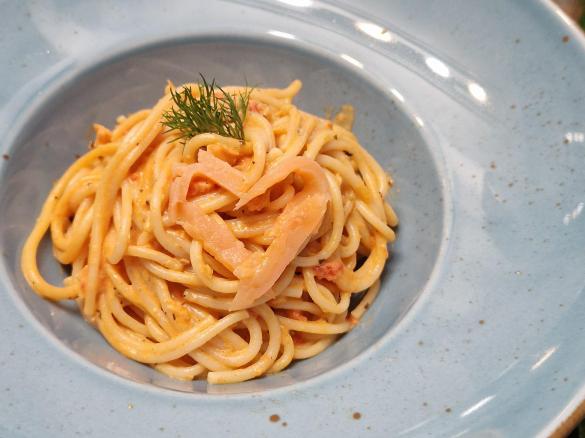 Makaron z łososiem wędzonym w sosie pomidorowo- śmietanowym