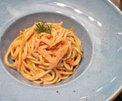 Makaron z łososiem wędzonym w sosie pomidorowo- śmietanowym